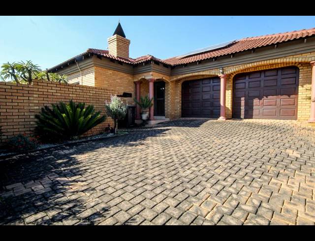3 BEDROOM TOWNHOUSE FOR SALE IN THATCHFIELD